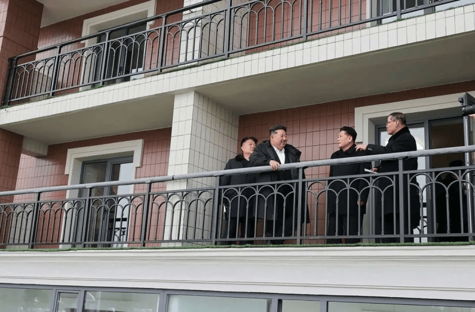 朝鲜“万套住宅”震撼亮相<strong></p>
<p>比特币价格实时行情</strong>，金正恩莅临现场指导感叹：潮流之作