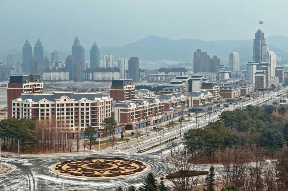 朝鲜“万套住宅”震撼亮相<strong></p>
<p>比特币价格实时行情</strong>，金正恩莅临现场指导感叹：潮流之作