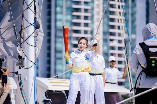 追光 | 74位火炬手<strong></p>
<p>315现货白银</strong>，把热情和海风一起传递