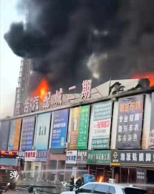 河北唐山一汽配城凌晨突发大火 商家：门面全部被烧，损失超200万元