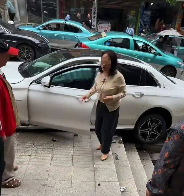 重庆57岁女医生开奔驰<strong></p>
<p>福建现货</strong>，致2死6伤，警方通报称系操作不当！知情人：系主任医师，有多个专业头衔